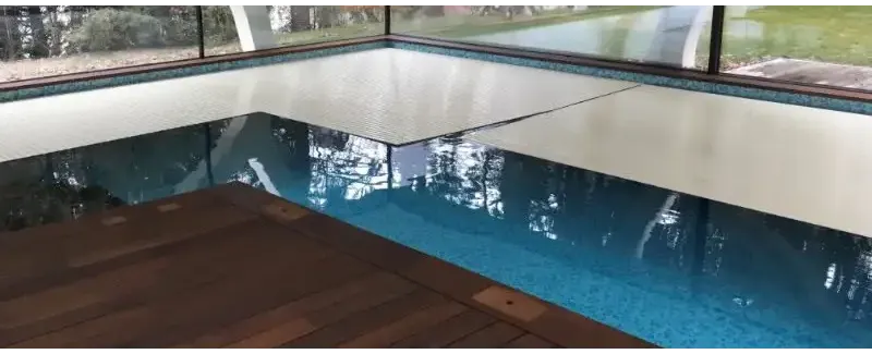 Vit pooltäckning 60x14mm med blå kaklade kanter Aquatop nersänkt